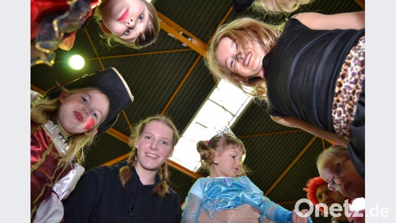 Da guckst du: Ein buntes Völkchen findet sich zum Kinderfasching der Narrhalla ein. Bild: hcz