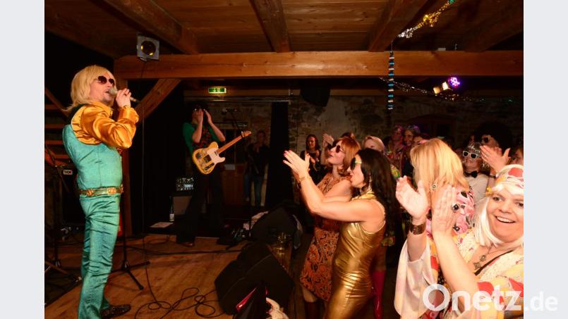 "Brad Hering" als Sänger der "Golden Glitter Band" begeistert beim Gastspiel auf dem Schafferhof wieder die Besucher. Bild: bey