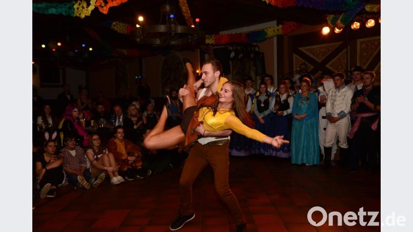 Das Tanzpaar Sebastian &quot;Sebi&quot; Pflaum und Julia Beugler bekommt immer wieder Szenenapplaus beim Auftritt während der Mitternachtsshow der Prinzengarde. Bild: bey