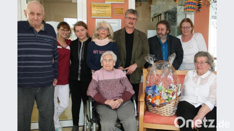 Ihren 95. Geburtstag feierte Margareta Gebert im Senioren Servicehaus. Es gratulierten Tochter Rosemarie (rechts sitzend) und (von rechts) stellvertretende Pflegedienstleiterin Edith Urbanczyk, Rudolf Gebert, Bürgermeister Wolfgang Braun, Gudrun und Vanessa Stalla, Tanja Kutirre (SSH) und Mitbewohner Fritz Fröhlich. Bild: wro