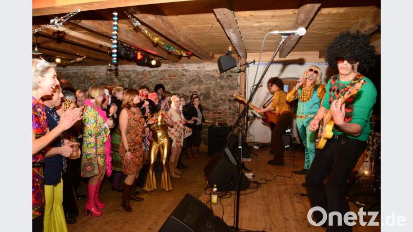 "Brad Hering" als Sänger der "Golden Glitter Band" begeistert beim Gastspiel auf dem Schafferhof wieder die Besucher. Bild: bey