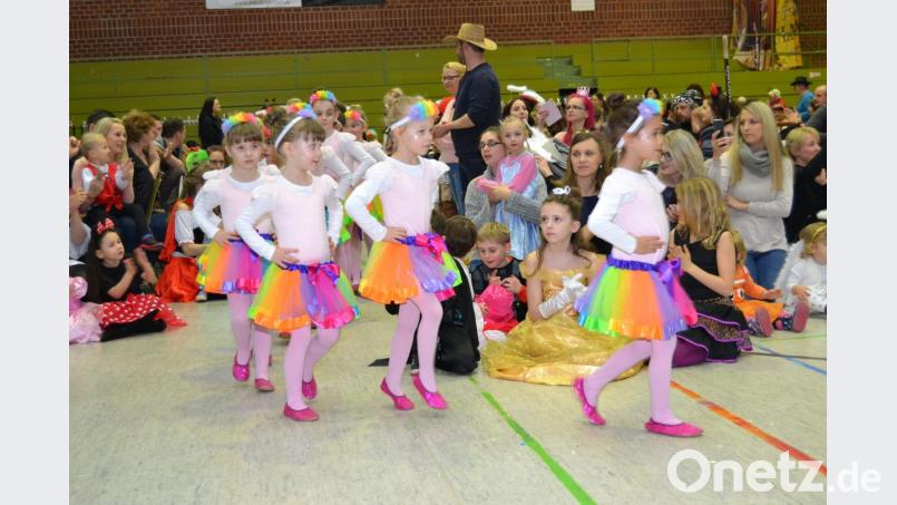 Rosa, Lila, Gelb, Orange: In bunten Röckchen tanzt die Purzelgarde an. Bild: hcz