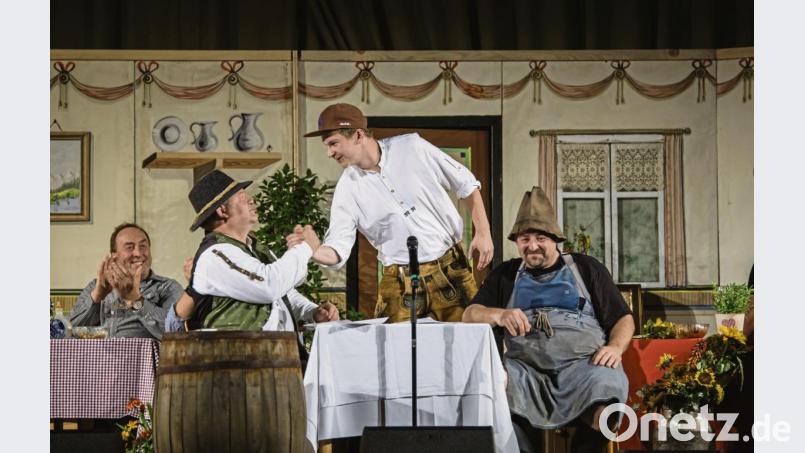 Wettstreit der besonderen Art: Jedes Jahr treffen die besten Witzeerzähler aufeinander. Im Bild rechts der amtierende bayerische Witzemeister Marcus Lukas. Bild: exb