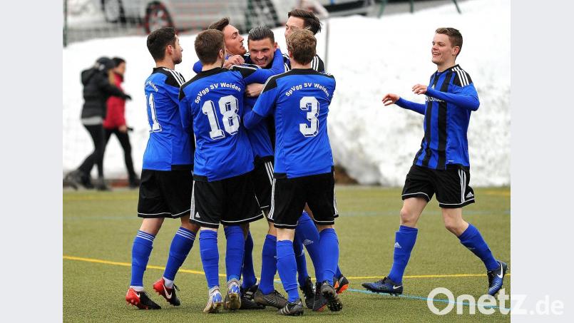 Ganz viel Zuneigung seiner Teamkollegen erfuhr Torschütze Josef Rodler (Vierter von links) nach seinem Treffer zum 1:0. Bild: Werner Franken