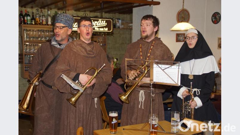 Allerhand Begebenheiten aus dem Dorfleben besangen die "Ordensleute" bei ihrem Faschingsauftritt. Bild: mmj