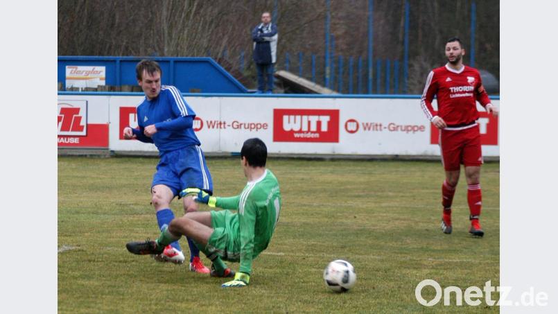 Eine Minute war nach der Pause gespielt, da lochte Martin Pasieka (links) zum vorentscheidenden 3:0 für den SV Etzenricht ein. Pfreimds Keeper Dominik Aurich ist chancenlos. Bild: otr
