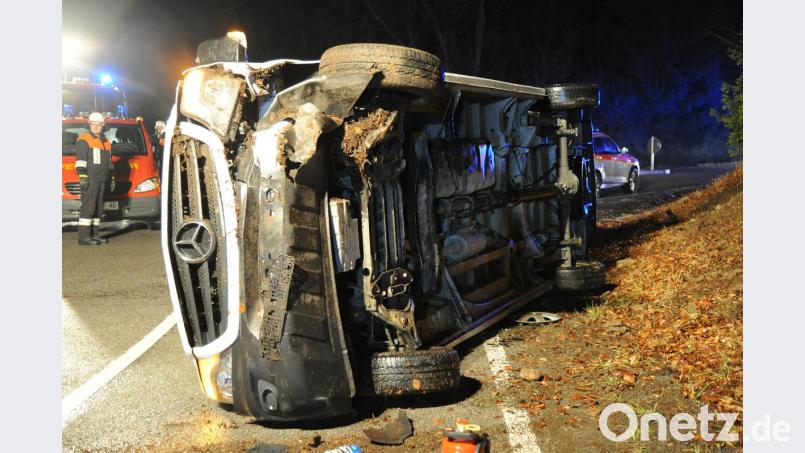 Mit leichten Verletzungen kommt ein 27-jähriger Kurierdienstfahrer davon, als er mit 2,2 Promille im Blut bei Sternfall (Gemeinde Kastl) auf eine Böschung gerät und daraufhin mit seinem Sprinter umkippt. Bild: gf