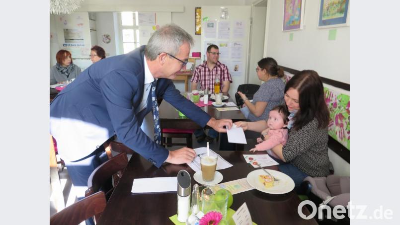 200 Euro zahlte Bürgermeister Werner Nickl den anwesenden Eltern als Begrüßungsgeld aus. Bild: jzk