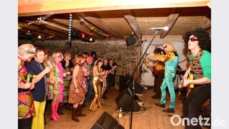 "Brad Hering" als Sänger der "Golden Glitter Band" begeistert beim Gastspiel auf dem Schafferhof wieder die Besucher. Bild: bey