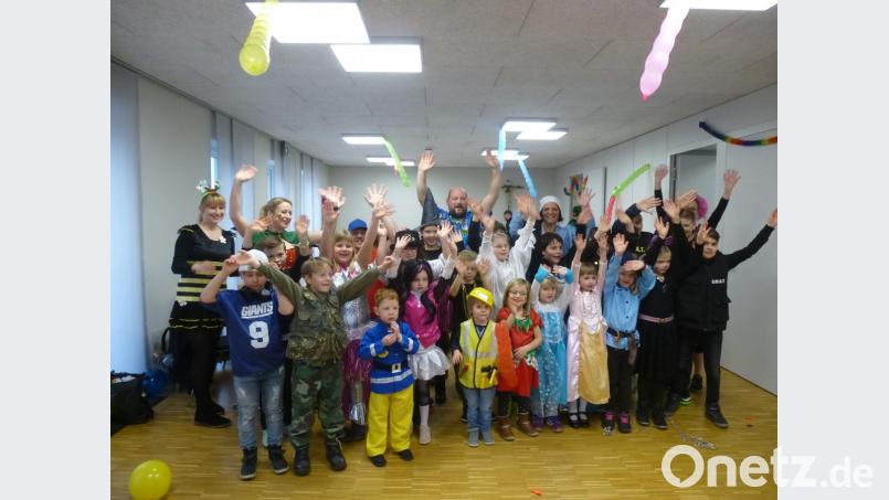 Viel Spaß haben nicht nur die Kinder beim Fasching des Familientreffs. Bild: bk