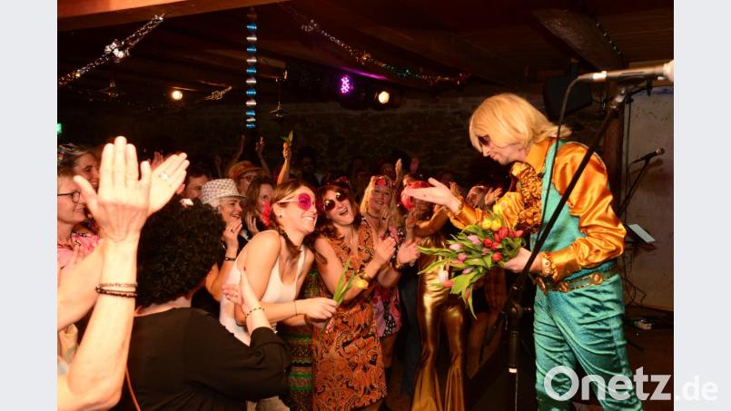 "Brad Hering" hatte für die Damen zum Abschied Blumen mitgebracht. Bild: bey