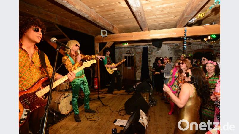 BU"Brad Hering" als Sänger der "Golden Glitter Band" begeistert beim Gastspiel auf dem Schafferhof wieder die Besucher. Bild: bey