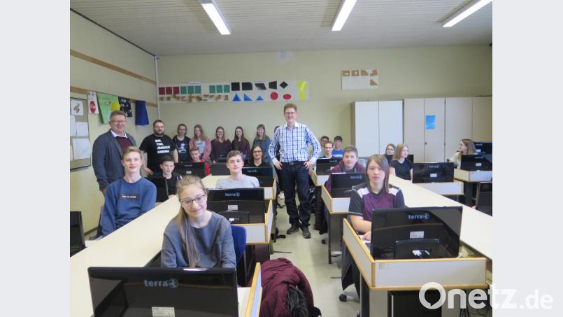 Realschuldirektor German Helgert und die beiden Fachlehrer Thomas Fütterer und Mathias Frischholz (hinten von links) begrüßten die ausgewählten Realschüler zum Ergänzungsunterricht für die Abschlussprüfung im Fach Informationstechnologie. Bild: jzk