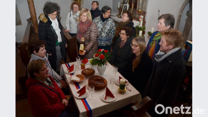 Frauen beider Konfessionen und aus verschiedenen Ortsteilen von Vohenstrauß beteiligen sich am Gottesdienst zum Weltgebetstag der Frauen, der heuer in der Simultankirche in Altenstadt abgehalten wird. Vor dem Altar wurde ein Tisch in den Landesfarben Sloweniens gedeckt, das heuer in den Mittelpunkt genommen wurde. Bild: dob