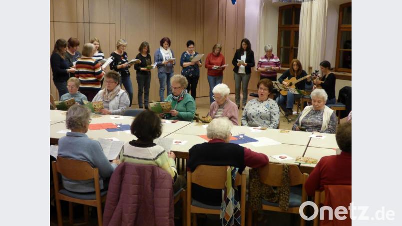Frauen beider Konfessionen gestalten den Weltgebetstag im Pfarrsaal in Pressath. In den von slowenischen Frauen verfassten Texten ist vom oftmals nicht ganz einfachen Alltag in ihrem Heimatland zu hören. Nur gut ein Fünftel der dortigen Bevölkerung praktiziert seinen Glauben. Bild: mng
