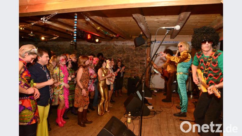 "Brad Hering" als Sänger der "Golden Glitter Band" begeistert beim Gastspiel auf dem Schafferhof wieder die Besucher. Bild: bey