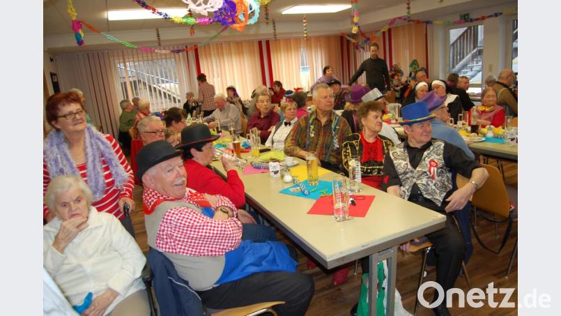Rund 100 Gäste sind zum Seniorenfasching der Gemeinde in die Sportgaststätte "Wirtschaft" gekommen, um ein paar schöne Stunden mitzuerleben. Bild: sm