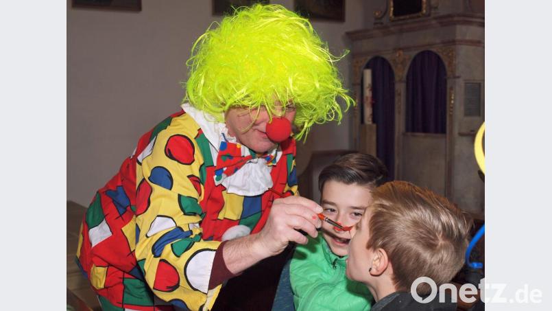 Jedem Kind, aber auch den Eltern verpasste der Clown eine rote Nase. Bild: sön