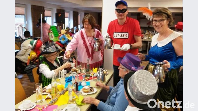 Bürgermeister Ernst Schicketanz (Mitte) sowie die beiden Seniorenbeauftragten Annett Kamm (links) und Elfi Gierlinger (rechts) kümmern sich um das Wohl der Gäste beim Seniorenfasching der Gemeinde. Bild: sm