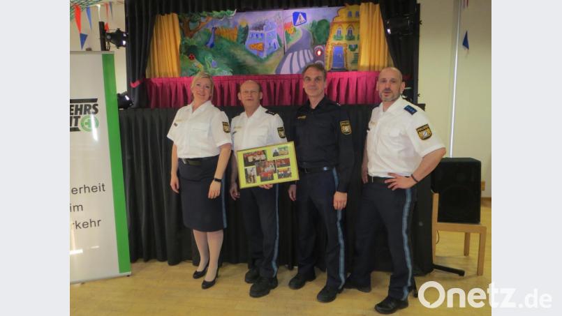 Die böse Hexe spielt PHM Bernadette Heining (links), den Kasperl PHK Georg Hüttner (Zweiter von links) und den Polizeihund Wuschel PHM Thomas Nörl (rechts) von der Weidener Polizeiinspektion. Mit im Bild Markus Schlegel von der Polizei Neunburg (Zweiter von rechts). Bild: kei