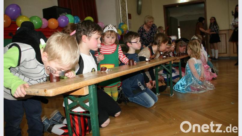 Beim Schokokuss-Wettessen gibt es keine Verlierer, schließlich darf jeder mitnaschen. Bild: wro