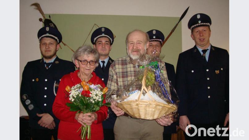 Jubilar Alwin Leuthold und seine Frau Margit zusammen mit (hintere Reihe, von links) Manuel Gleißner, Sebastian Lode, Stefan Gleißner und Christian Weigl. Bild: exb