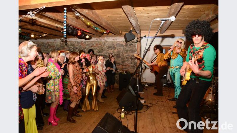 "Brad Hering" als Sänger der "Golden Glitter Band" begeistert beim Gastspiel auf dem Schafferhof wieder die Besucher. Bild: bey
