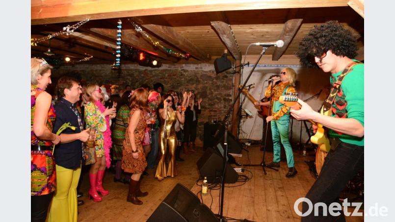 "Brad Hering" als Sänger der "Golden Glitter Band" begeistert beim Gastspiel auf dem Schafferhof wieder die Besucher. Bild: bey