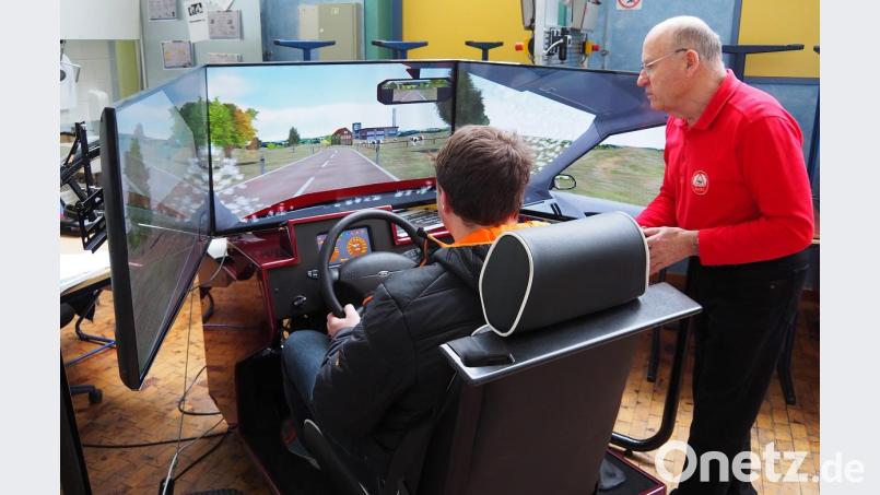Manfred Bürger vom Bund gegen Alkohol und Drogen arbeitete zwei Tage lang mit den Berufsschülern am Alkohol-Fahrsimulator. Bild: Bühner
