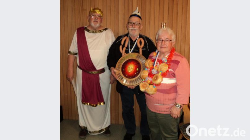 Schützenmeister Edi Biersack (links) zeigt das Bild mit Prinzessin Mathilde Weigert und Prinz Robert Weigert. Bild: ksi