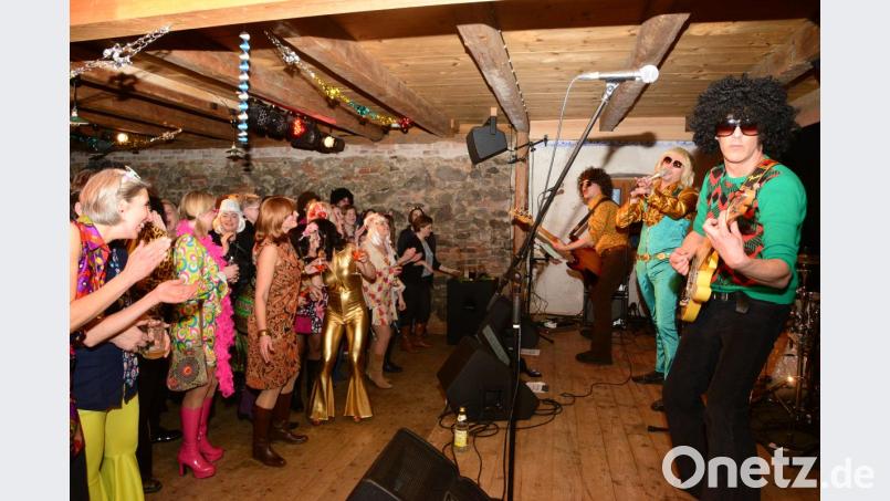 "Brad Hering" als Sänger der "Golden Glitter Band" begeistert beim Gastspiel auf dem Schafferhof wieder die Besucher. Bild: bey