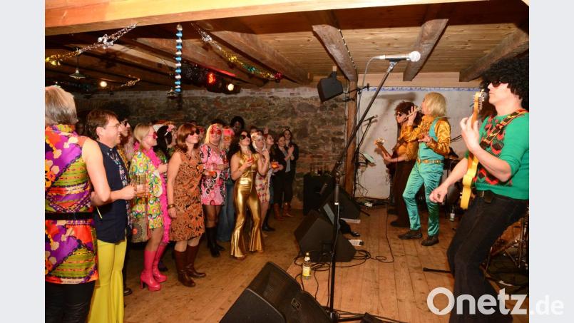 "Brad Hering" als Sänger der "Golden Glitter Band" begeistert beim Gastspiel auf dem Schafferhof wieder die Besucher. Bild: bey