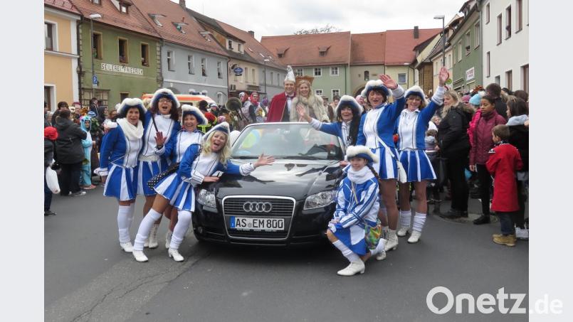 Der Heimat- und Kulturverein mit Garde und Prinzenpaar. Bild: rha