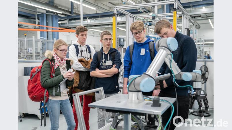 Die Schüler des Max-Reger-Gymnasiums beim P-Seminar im Siemens-Werk. Bild: Patrizia Renten