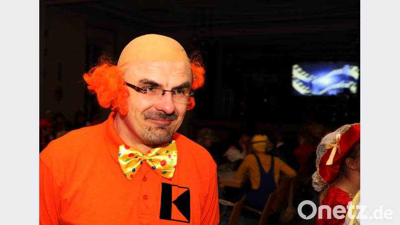 Pfarrer Martin Besold übernahm mit einem breiten Scheitel die Bedienung der Gäste. Bild: njn