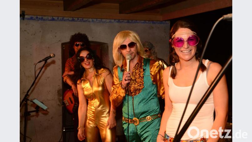 Die beiden Verehrerinnen Michaela und Hanna holte "Brad Hering" auf die Bühne. Nach einem sportlichen Einsatz gab es ein gemeinsames Essen mit "Brad Hering", aber nur in Form einer Dose "Brat-Hering". Bild: bey