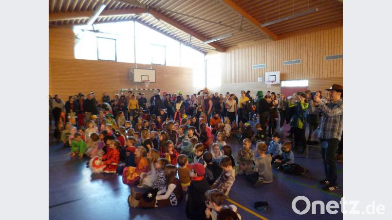 Interessiert hören Kinder und Erwachsene den Faschingsreden des "hauseigenen" Prinzenpaares Florian I. und Christina I. sowie des Kinderprinzenpaares Louis I. und Paula I. zu. Bild: bey