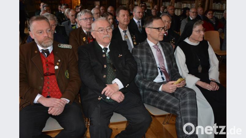 Bezirksschützenmeister Harald Frischholz, Erster Landessschützenmeister Wolfgang Kink, Bürgermeister Bernd Sommer und Äbtissin Laetitia Fech (von links) saßen beim Festakt in der ersten Reihe. Bild: jr
