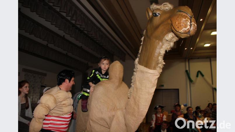 Wie wild sind die Kids darauf, das Kamel „Sulaika“ zu streicheln oder sogar auf ihm zu reiten. Bild: ads