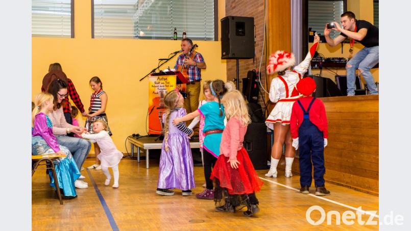 Ob vor oder auf der Bühne: Zwischen den Auftritten haben die Kinder den Saal für sich entdeckt. Bild: sml