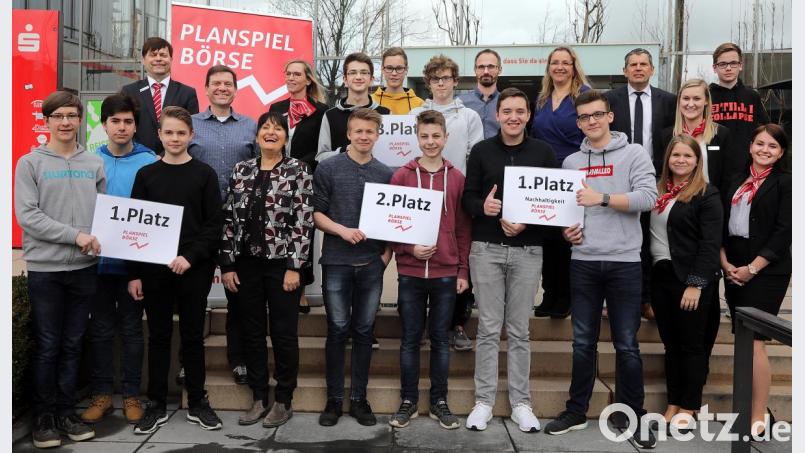 Die Besten drei Gruppen beim Planspiel Börse aus dem Landkreis und der Stadt Amberg mit ihren Lehrern und Betreuern der Sparkasse (von links: Michael Püttner, Kathrin Schmidt, Sabrina Birke, Vanessa Birner und Julia Hecht). Bild: Wolfgang Steinbacher