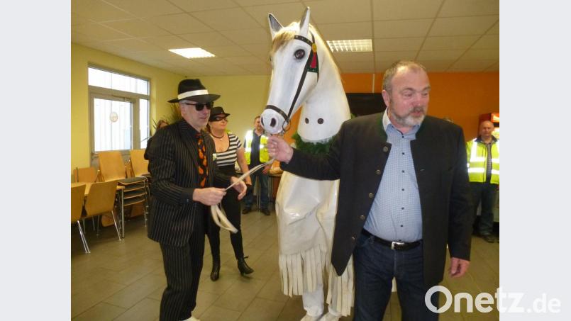 Der Werksleiter mit Mafiosi und Schimmel sind in der Kantine unterwegs. Bild: bk