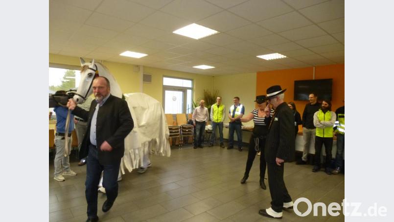 Gietl führt den Schimmel durch die Kantine. Bild: bk