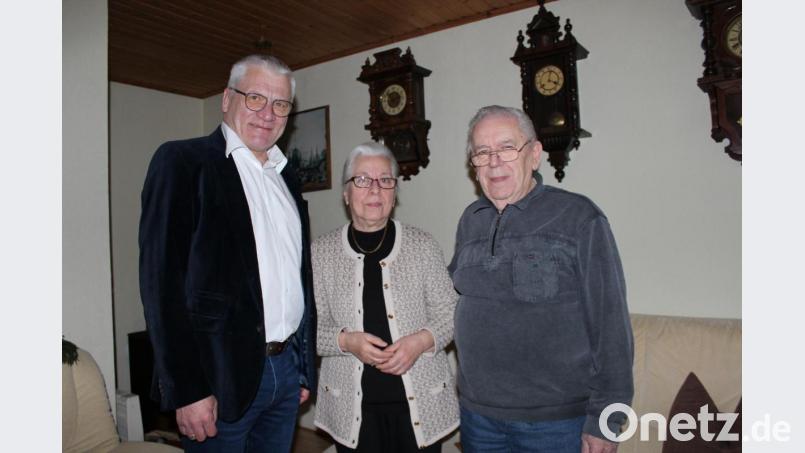 Dritter Bürgermeister Norbert Gradl (links) beglückwünscht Sengül Söllner, hier mit ihrem Ehemann Heinz, zum 80. Geburtstag. Bild: cs