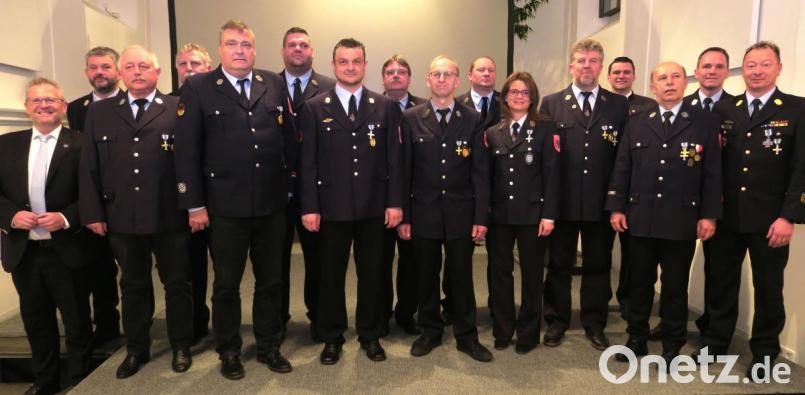 Bei einem Ehrenabend in der Spitalkirche erhielten langjährige Feuerwehraktive das staatliche Ehrenzeichen in Gold oder Silber. Bild: Hirsch