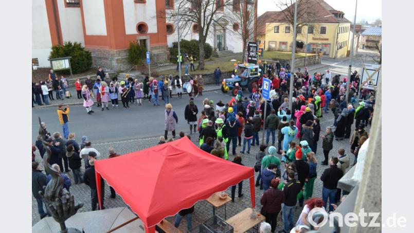 Zahlreiche Bürger und Gäste warten am Marktplatz auf die Ankunft der beiden Musikgruppen und die Gemeinde lässt aus dem Zoiglbrunnen den Gerstensaft fließen. Bild: gz