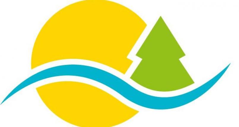 Das neue Logo des Landkreises. Der Baum symbolisiert die Natur, die Sonne die Freizeit und die Welle die florierende Wirtschaft. Bild: rhi