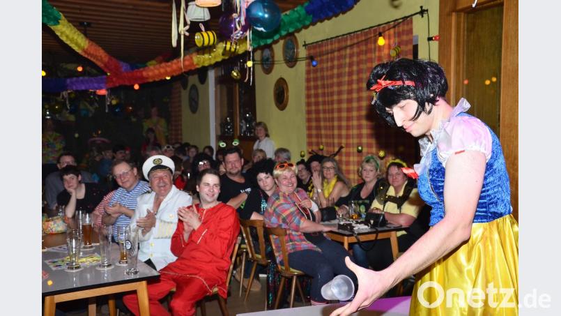 Nach dem kurzfristigen Ausfall von Lokalmatador Daniel Grötsch gelingt Thomas Wild das Verzaubern des Publikums ebenso schnell. Bild: fjo