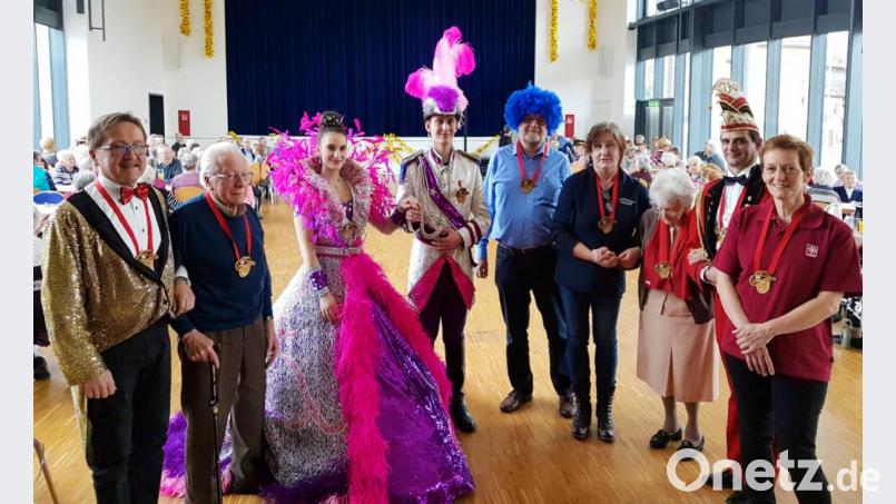 Beim Seniorenfasching überreichte das Prinzenpaar Victoria und Thomas III. (dritte und vierter von links) die obligatorischen Faschingsorden an (von links) Bürgermeister Hans Donko, Sebastian Stock, Roland Lochner, Regina Barein, Theresia Götzl und Sabine Graser (rechts). Bild: njn