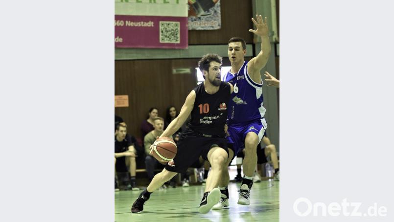 DJK-Allrounder Lukas Bieber (am Ball) spielt meist körperbetont. Das aggressive Pressing und Doppeln der Chemnitzer Verteidigung am Samstag wird aber auch ihn vor eine Herausforderung stellen. Bild: Büttner, Gerhard